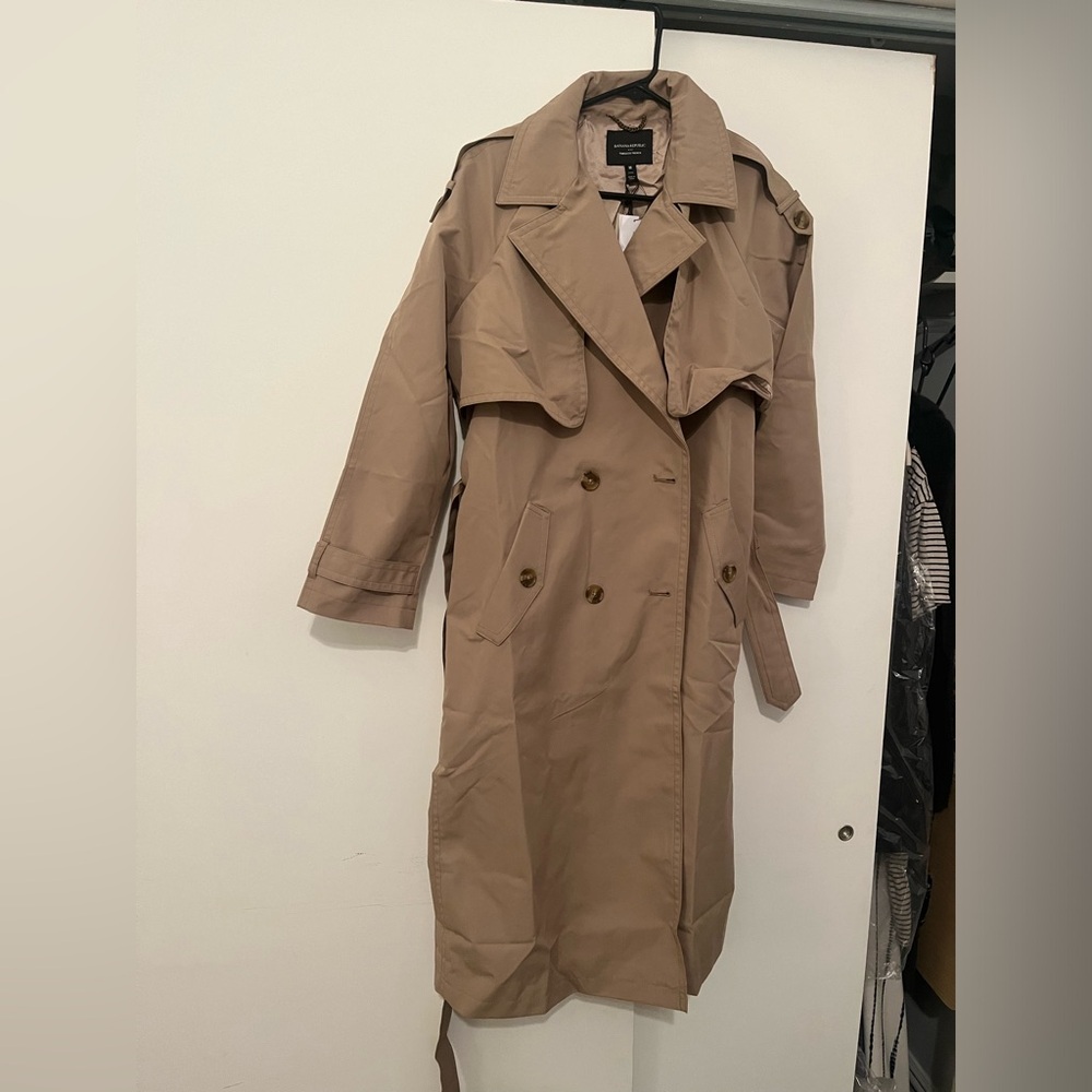 Banana republic trench coat never worn tags on medium PETITE